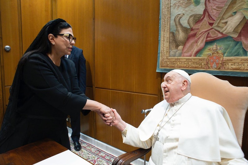 Marcela Guerra y el Papa Francisco estrechan manos en la Santa Sede durante una reunión sobre migración