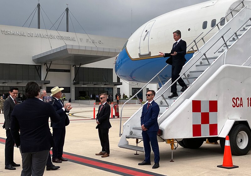 El presidente Biden desembarca del Air Force One en Texas