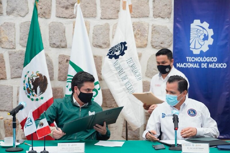 El gobernador de Oaxaca, Alejandro Murat Hinojosa, firma un convenio con el Tecnológico Nacional de México.