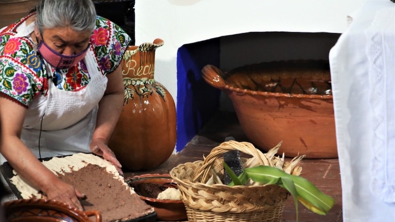 Mujer indígena haciendo tortillas a mano