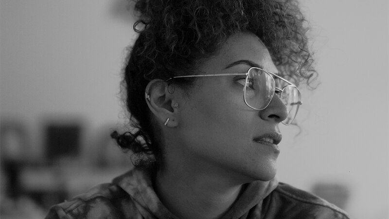 Retrato en blanco y negro de una mujer joven con gafas