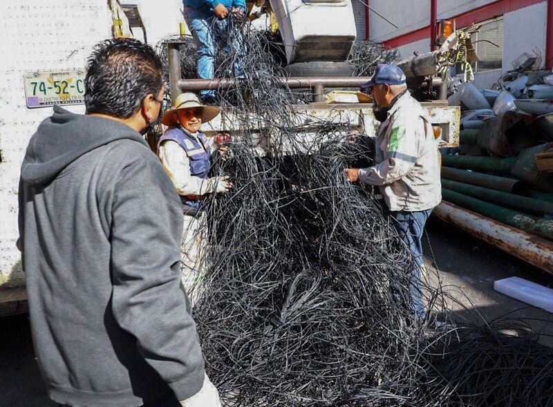 Trabajadores recogen cables de cobre