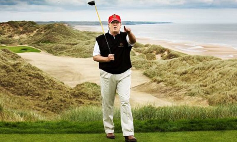 Trump jugando golf en Escocia