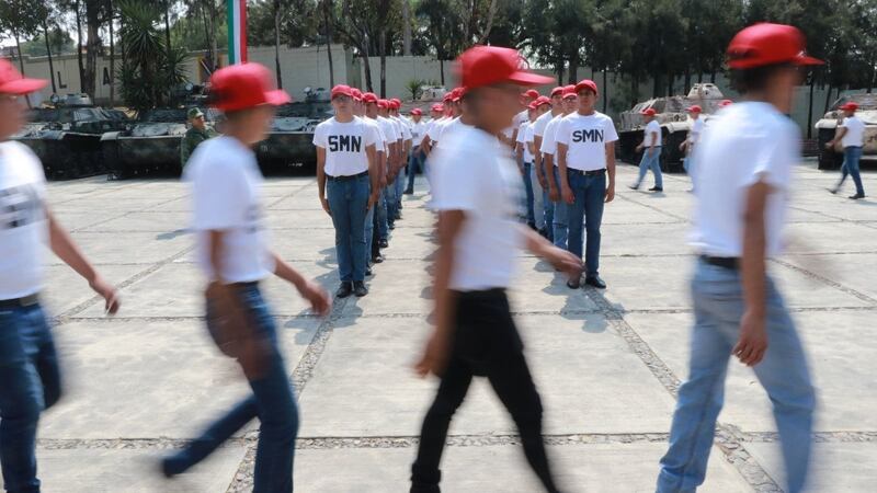 Jóvenes cadetes mexicanos marchan en formación