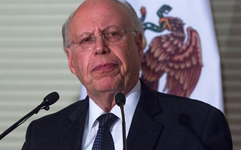 El ex presidente de México, Carlos Salinas de Gortari, da un discurso.