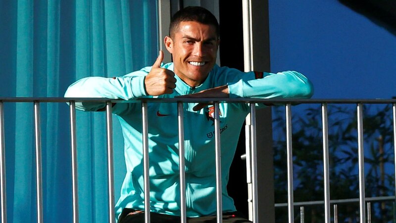 Cristiano Ronaldo saluda a sus fans desde el balcón de su casa