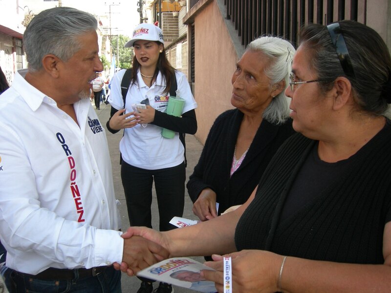 El candidato a la alcaldía saluda a sus simpatizantes