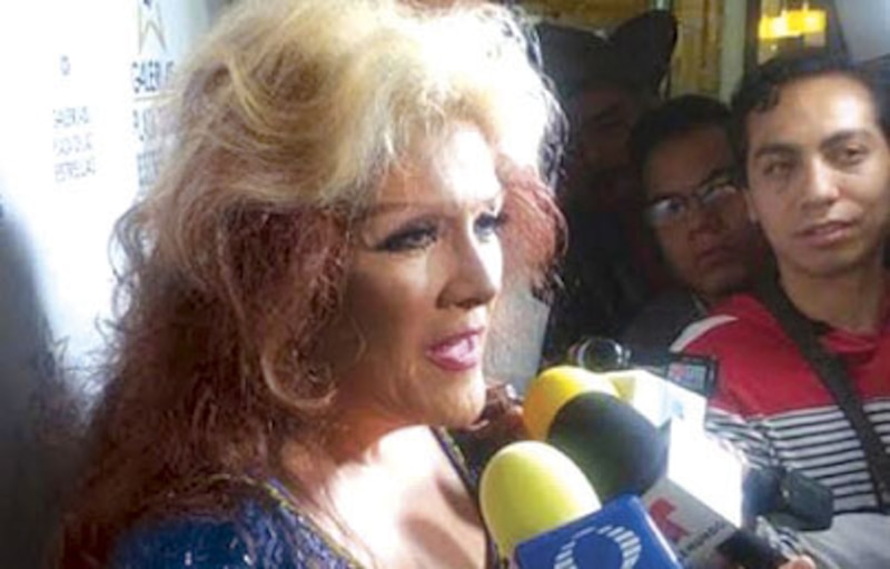 La vedette mexicana Lyn May presume su nuevo look en la alfombra roja