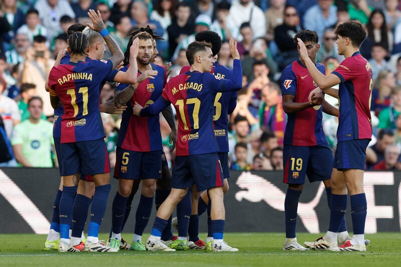 Los jugadores del FC Barcelona celebran el 0-1 durante el partido de la jornada décimo sexta de LaLiga EA Sports que disputan este sábado Real Betis Balompié y FC Barcelona en el Estadio Benito Villamarín de Sevilla.