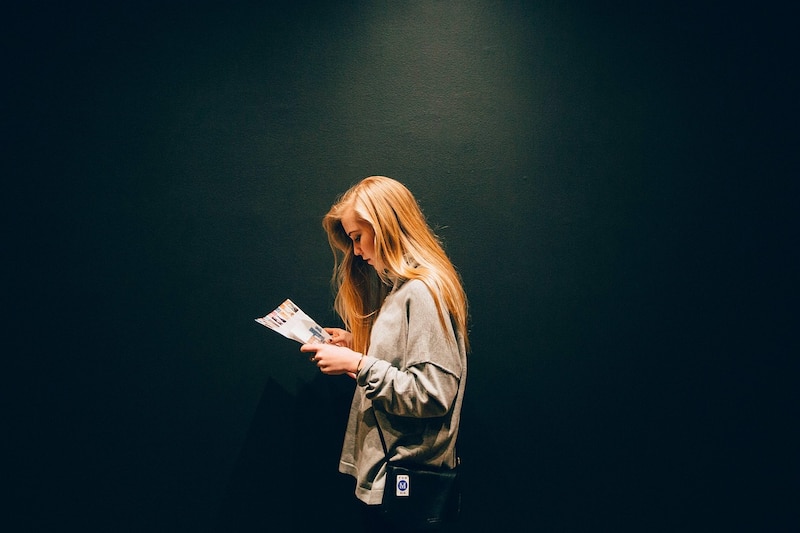 Mujer leyendo una revista