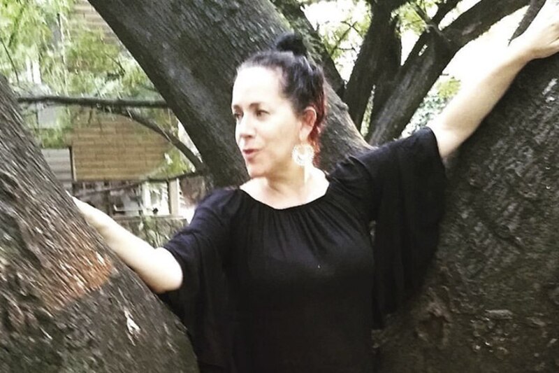 Mujer abrazando un árbol