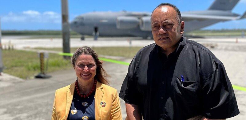 La Secretaria de Defensa de Australia, Linda Reynolds, se reúne con el Primer Ministro de Tuvalu, Kausea Natano.