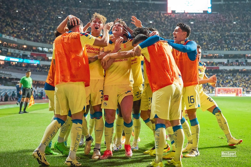 Jugadores de fútbol celebrando un gol