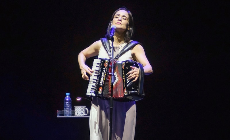 Natalia Lafourcade cantando en un concierto