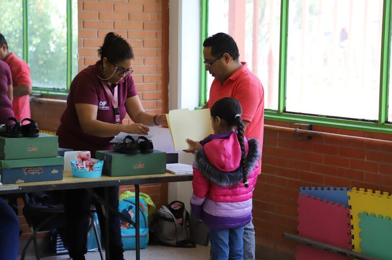 DIF entrega zapatos a niños de escasos recursos
