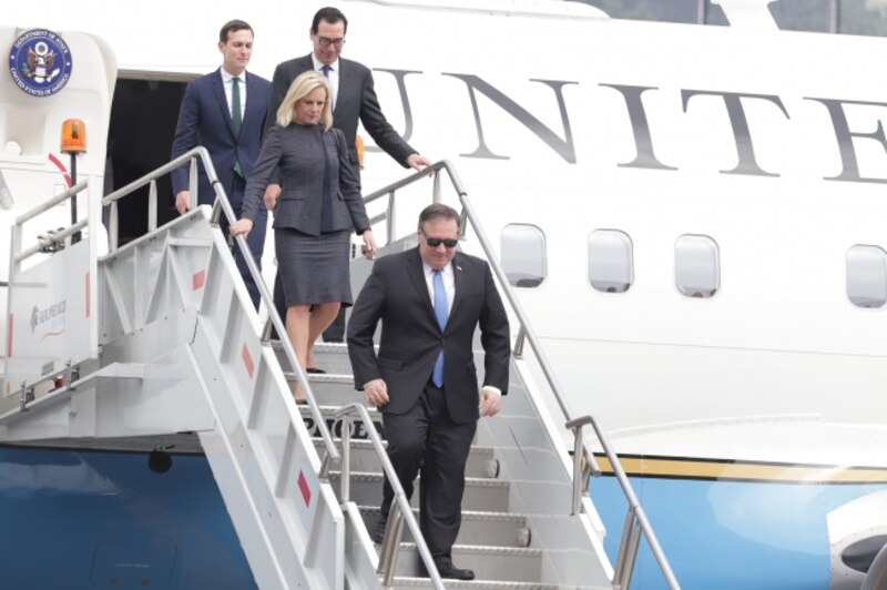 El presidente Trump y su esposa Melania bajan del Air Force One.