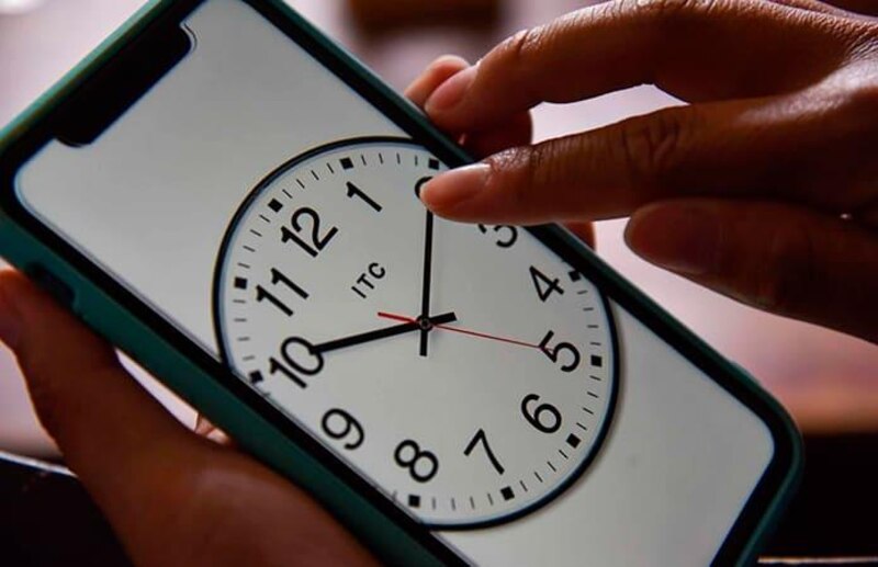 Mujer usando un teléfono móvil