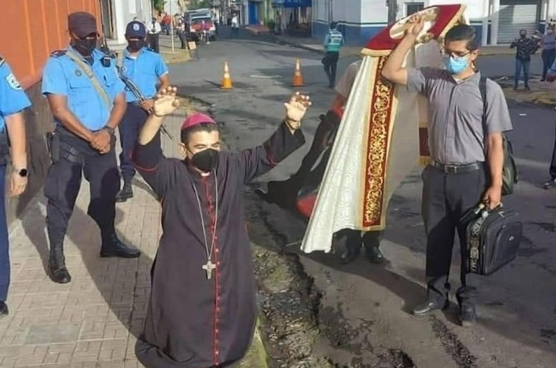 La policía detiene a un sacerdote en una protesta