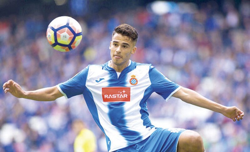El jugador del RCD Espanyol, Marc Roca, en un partido de fútbol.