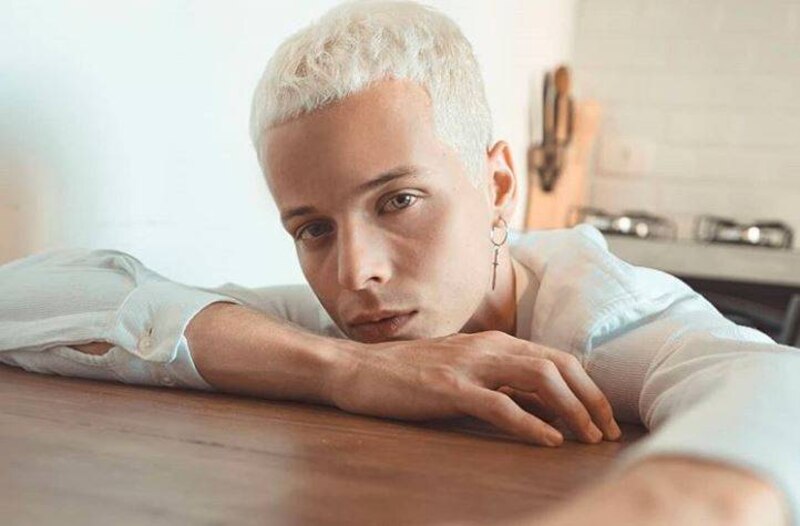 El modelo con el pelo blanco
