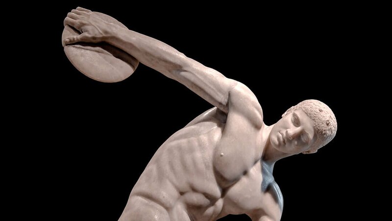 Estatua de un atleta griego lanzando un disco