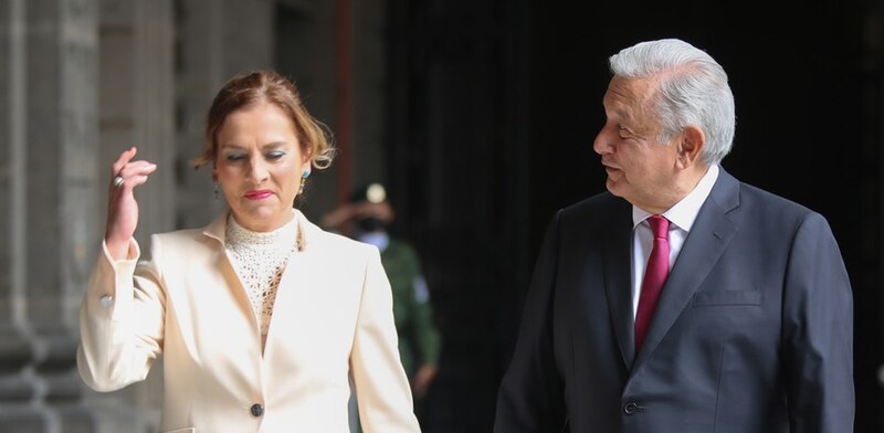 AMLO y Sheinbaum caminan juntos en Palacio Nacional