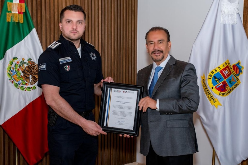 Entrega de reconocimiento a policía municipal