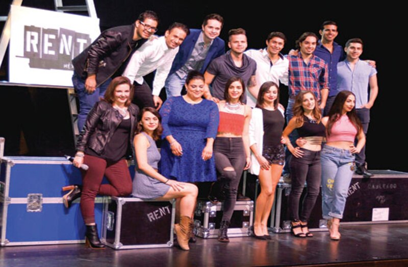 El elenco de Rent se reúne para una foto de grupo