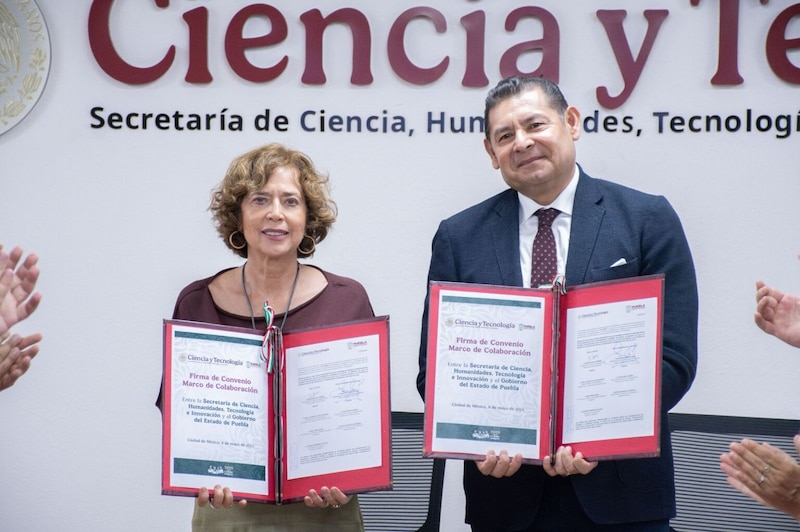 Rosaura Ruiz y Alejandro Armenta durante la firma del convenio tecnológico entre Secihti y el gobierno de Puebla.