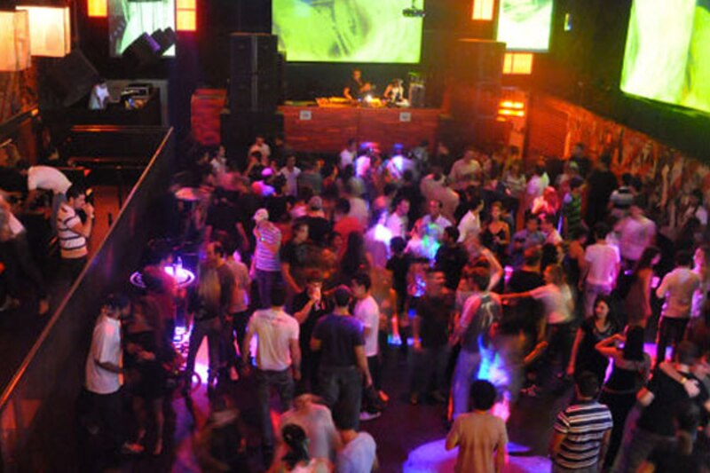 Discoteca con gente bailando