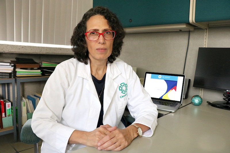 La Dra. Ana María López es una científica que trabaja en el desarrollo de nuevos medicamentos.