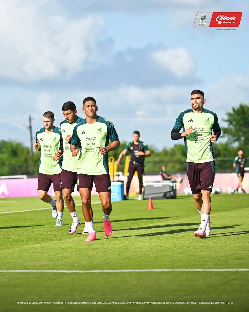 Jugadores del Club León entrenando en la cancha