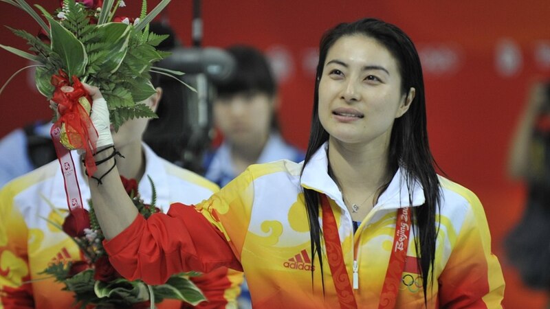 La nadadora china Wu Minxia muestra su medalla de oro en los Juegos Olímpicos de Pekín 2008.