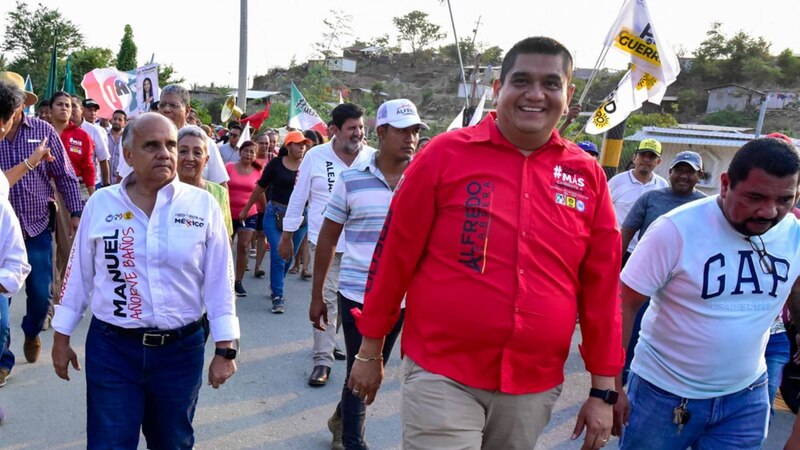 Candidato Alfredo del Mazo en campaña junto a simpatizantes.