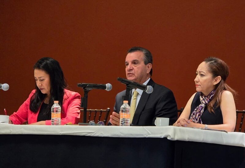 Panelistas en un foro de discusión