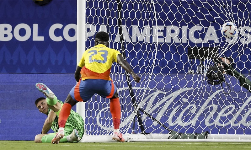 Jugador de fútbol marca un gol