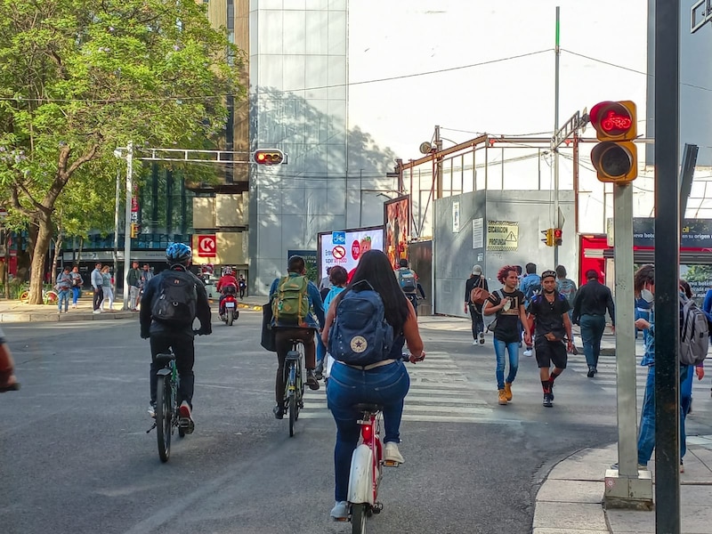 Ciclistas y peatones en una calle de la ciudad