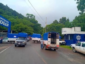 Bloqueo de transportistas paraliza la carretera Tehuetlán-Huazalingo en Hidalgo