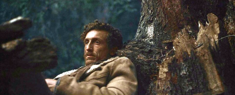 Un hombre descansa en el bosque