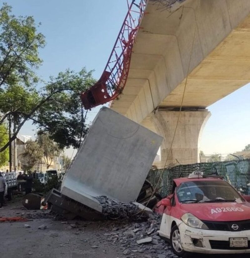 Una grúa se desploma sobre un taxi en la Ciudad de México