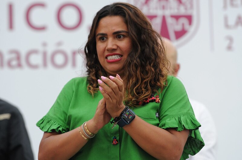 La alcaldesa de Bogotá, Claudia López, aplaude durante un evento público.