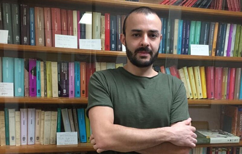 Un hombre joven en una biblioteca