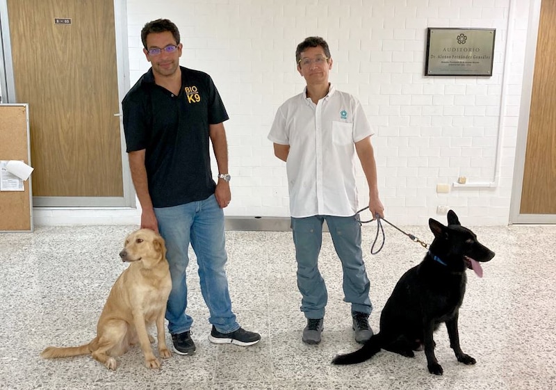 Dos hombres con perros de terapia