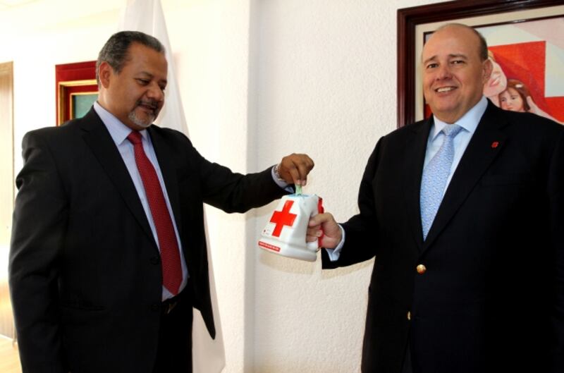 Entrega de donativo a la Cruz Roja