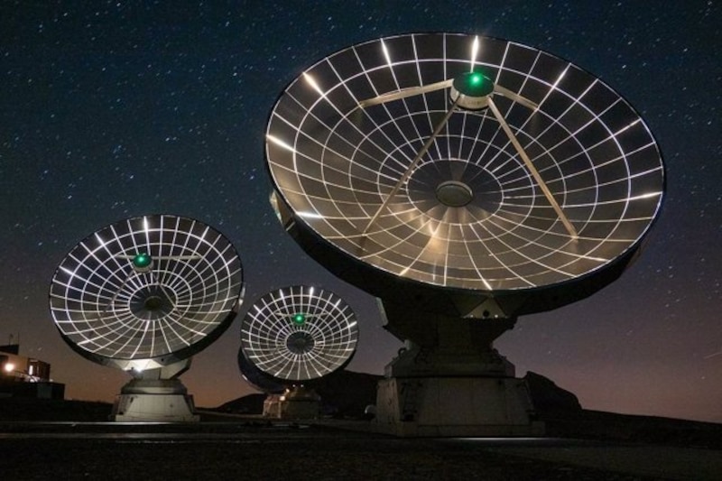 Radiotelescopios bajo las estrellas