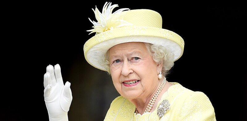 La Reina Isabel II saluda a la multitud