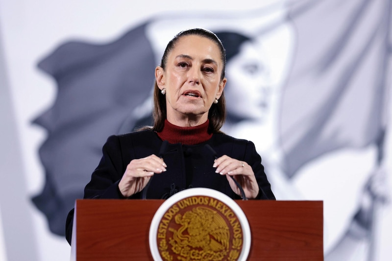 La presidenta de México, Claudia Sheinbaum, habla durante una rueda de prensa este lunes, en el Palacio Nacional de la Ciudad de México (México).