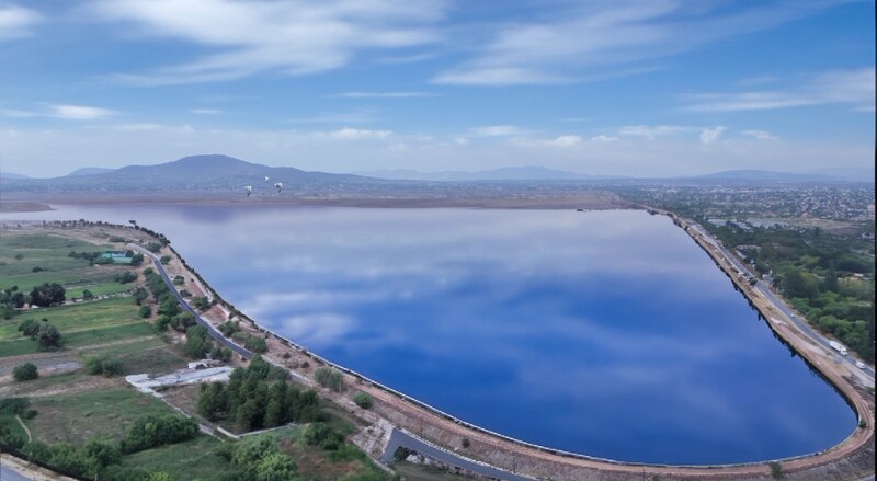 Embalse de agua con montañas al fondo