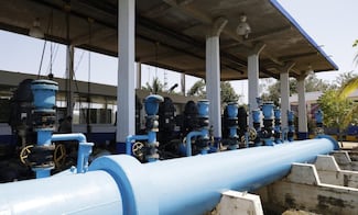 Corte de agua obliga a habitantes de Acapulco a acarrear agua de pozos y cisternas públicas