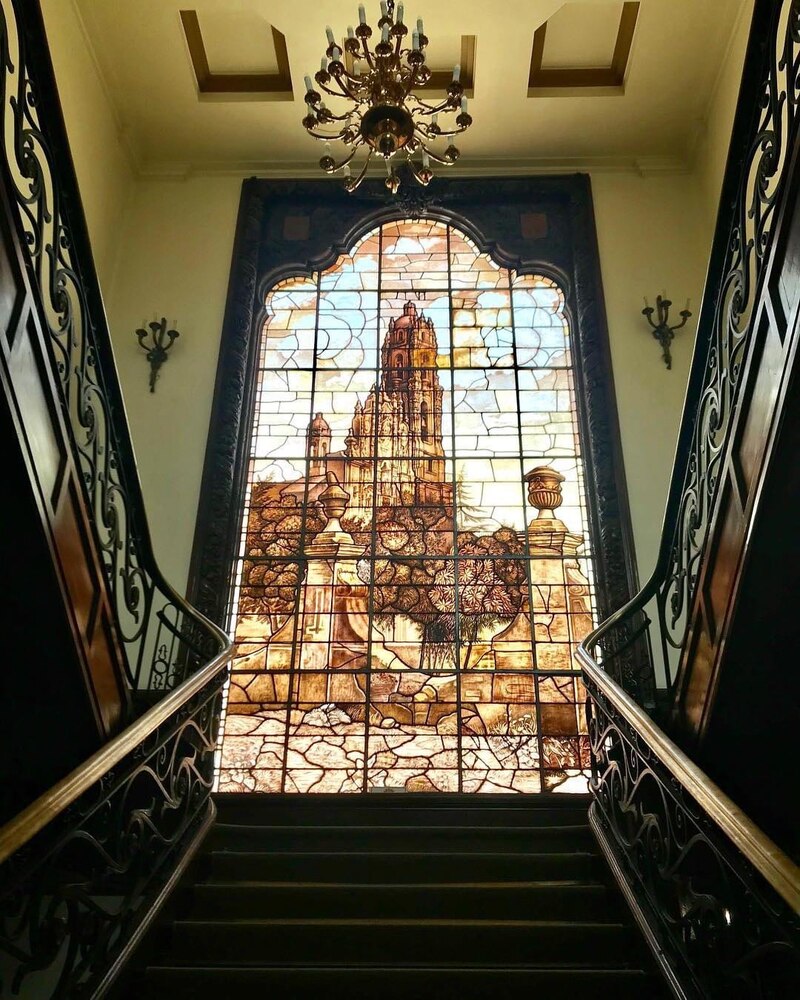 Ventanal con vitral en el interior de un edificio